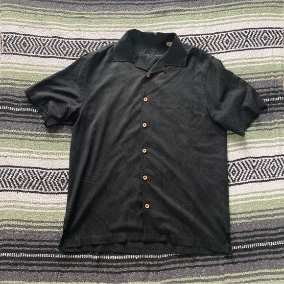 Silk Tommy Bahama Hawaiian shirt with Hawaii Islands embroidered on the back - Picture 3 of 9